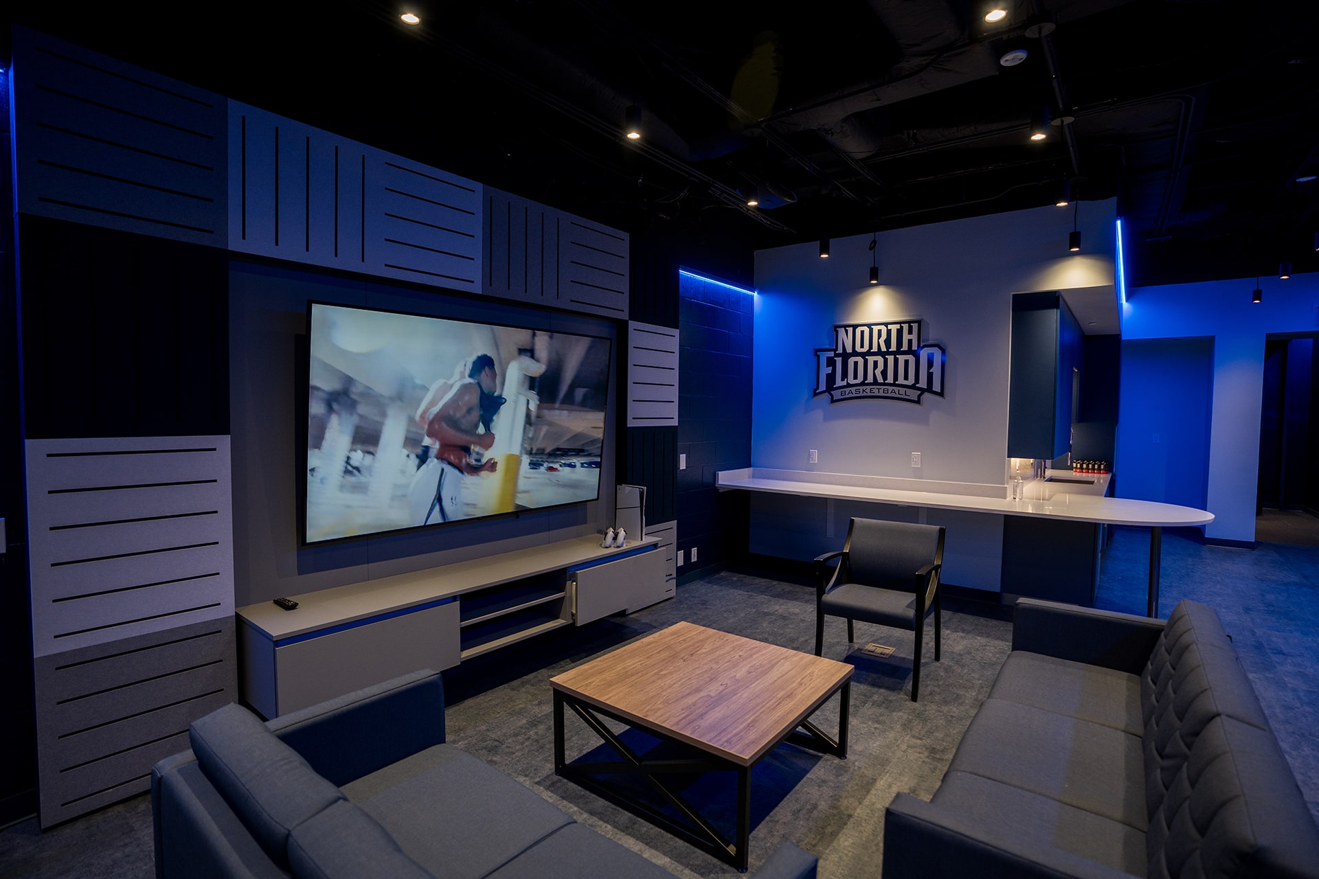 PQH HigherEducation Recreation UNFArenaLocker Men sBasketballLounge(1)